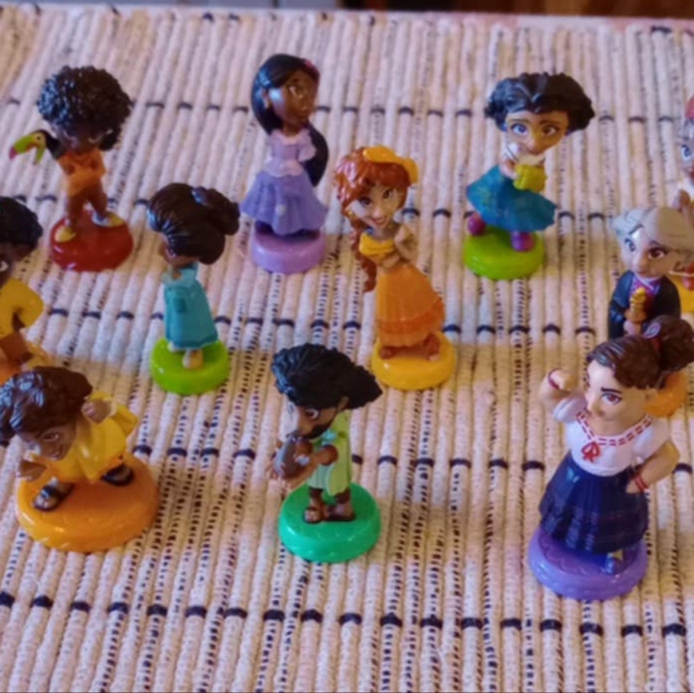 Encanto figures (12)